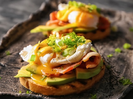 Сандвичи за закуска с поширано яйце, авокадо, бекон и сос Холандез - снимка на рецептата